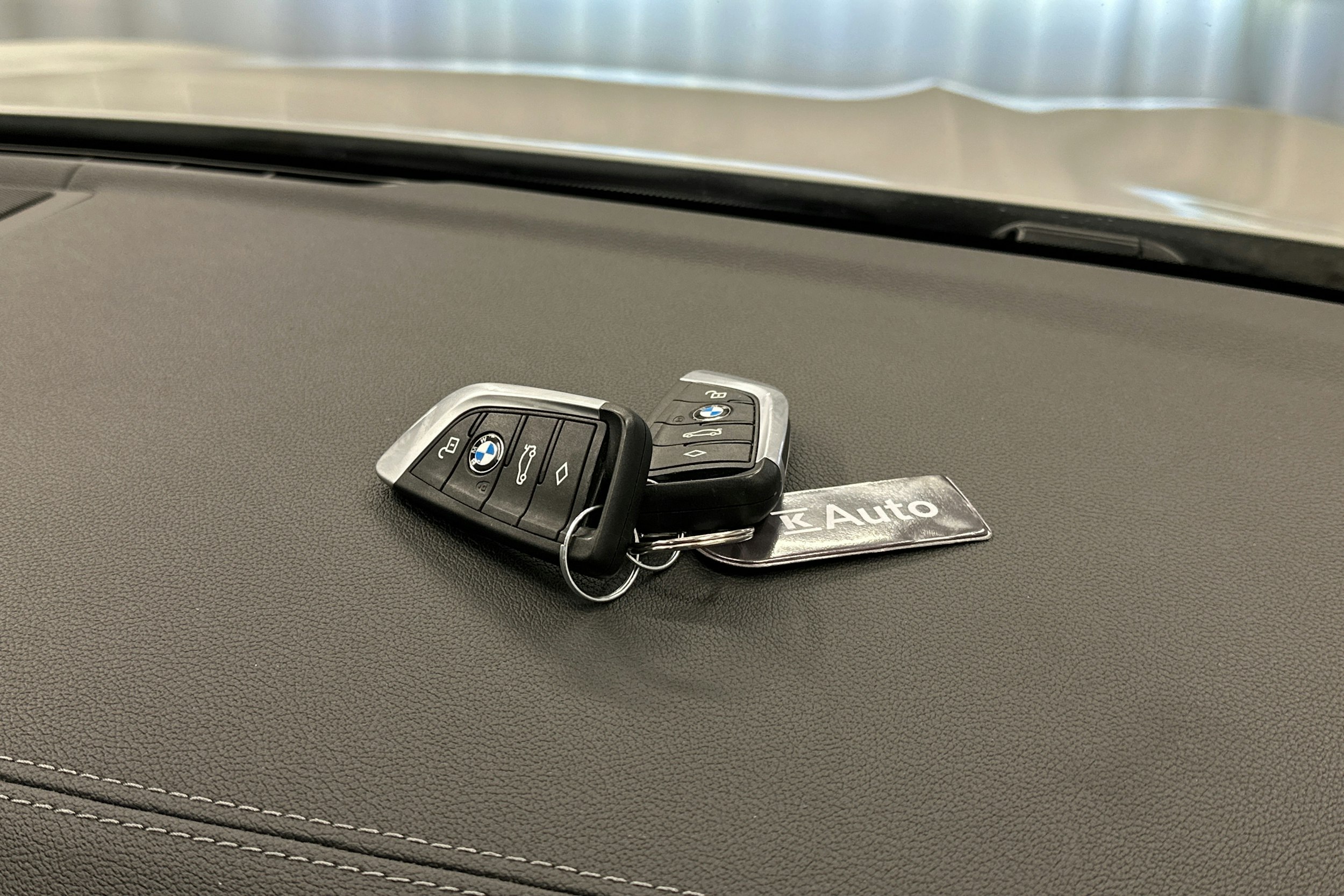 valkoinen BMW iX3 2021 kuva 36.