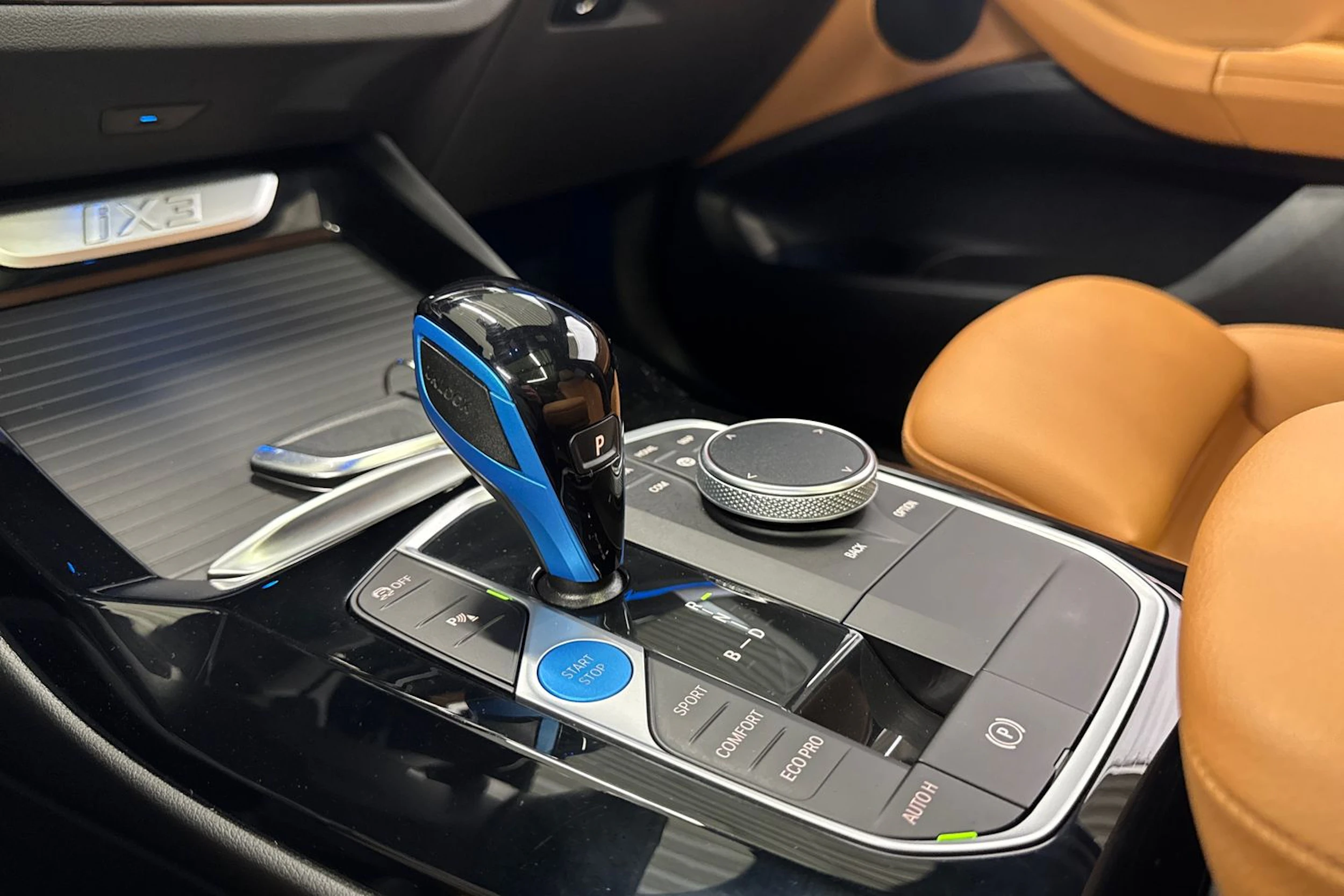 harmaa BMW iX3 2022 kuva 16.