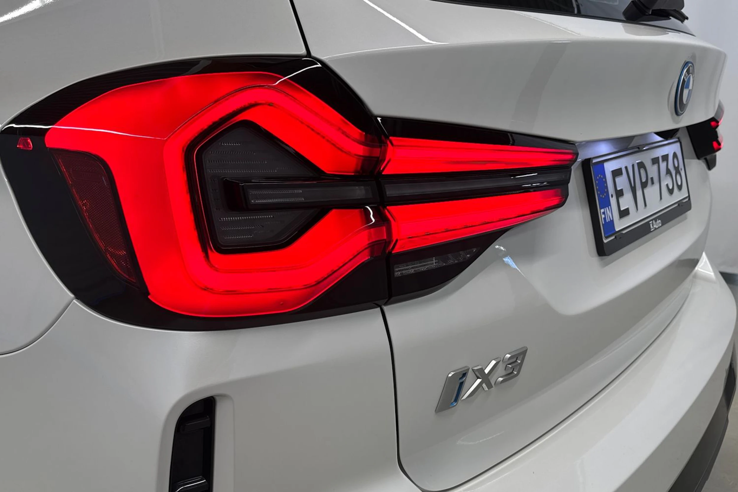 harmaa BMW iX3 2022 kuva 19.