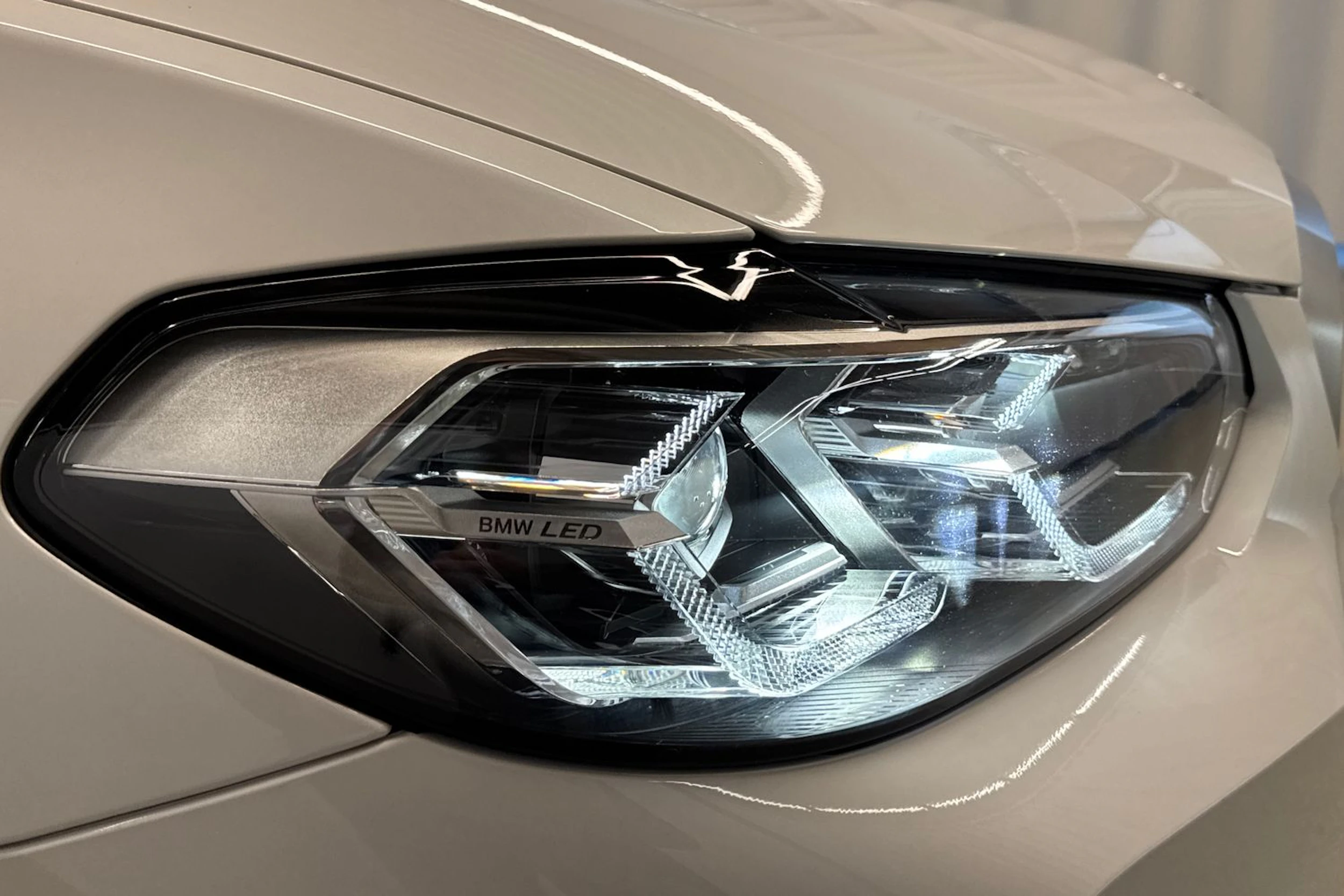 harmaa BMW iX3 2022 kuva 23.