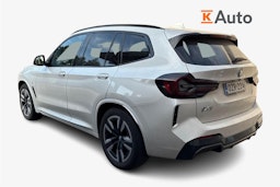 Valkoinen BMW iX3 2023 kuva 2.