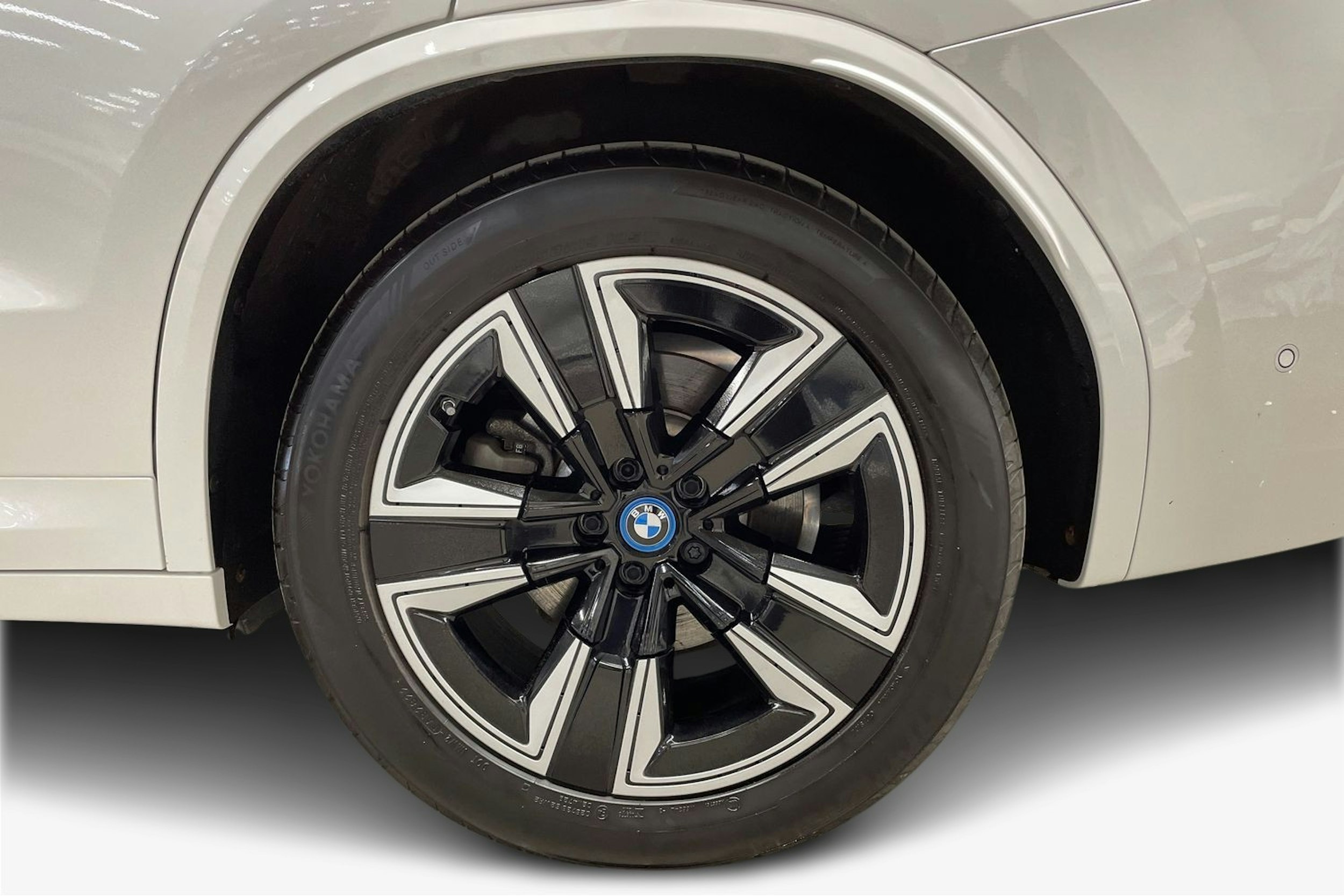 Valkoinen BMW iX3 2023 kuva 11.