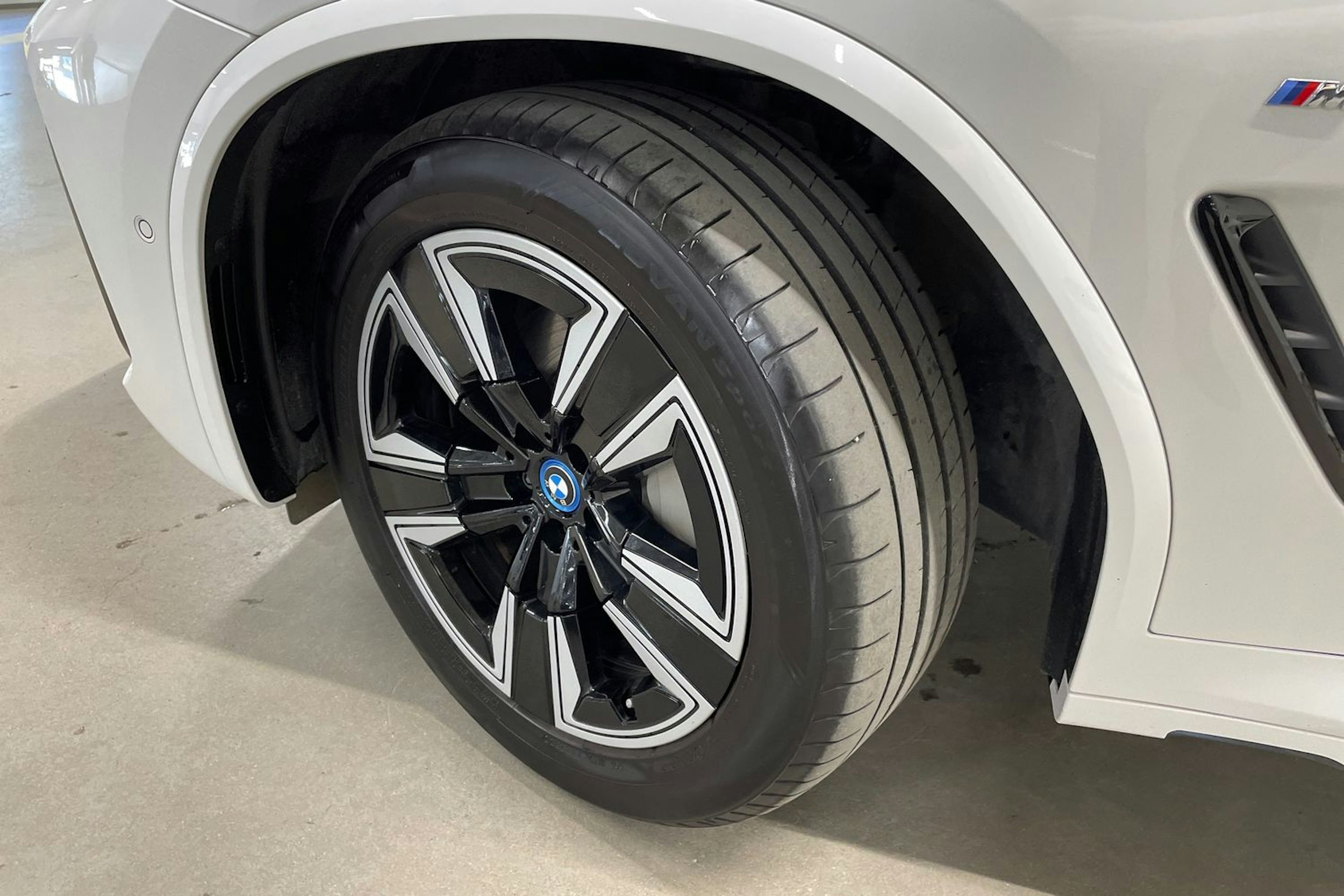 Valkoinen BMW iX3 2023 kuva 13.