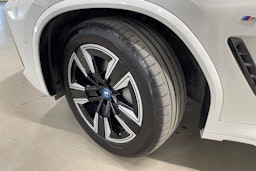 Valkoinen BMW iX3 2023 kuva 13.