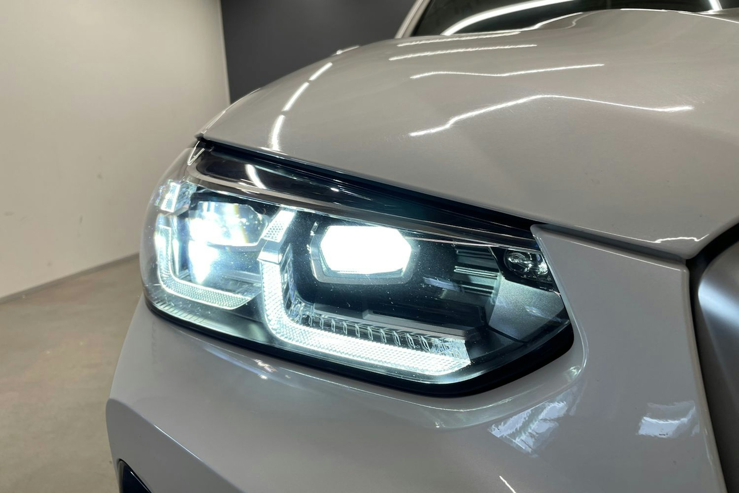Valkoinen BMW iX3 2023 kuva 15.