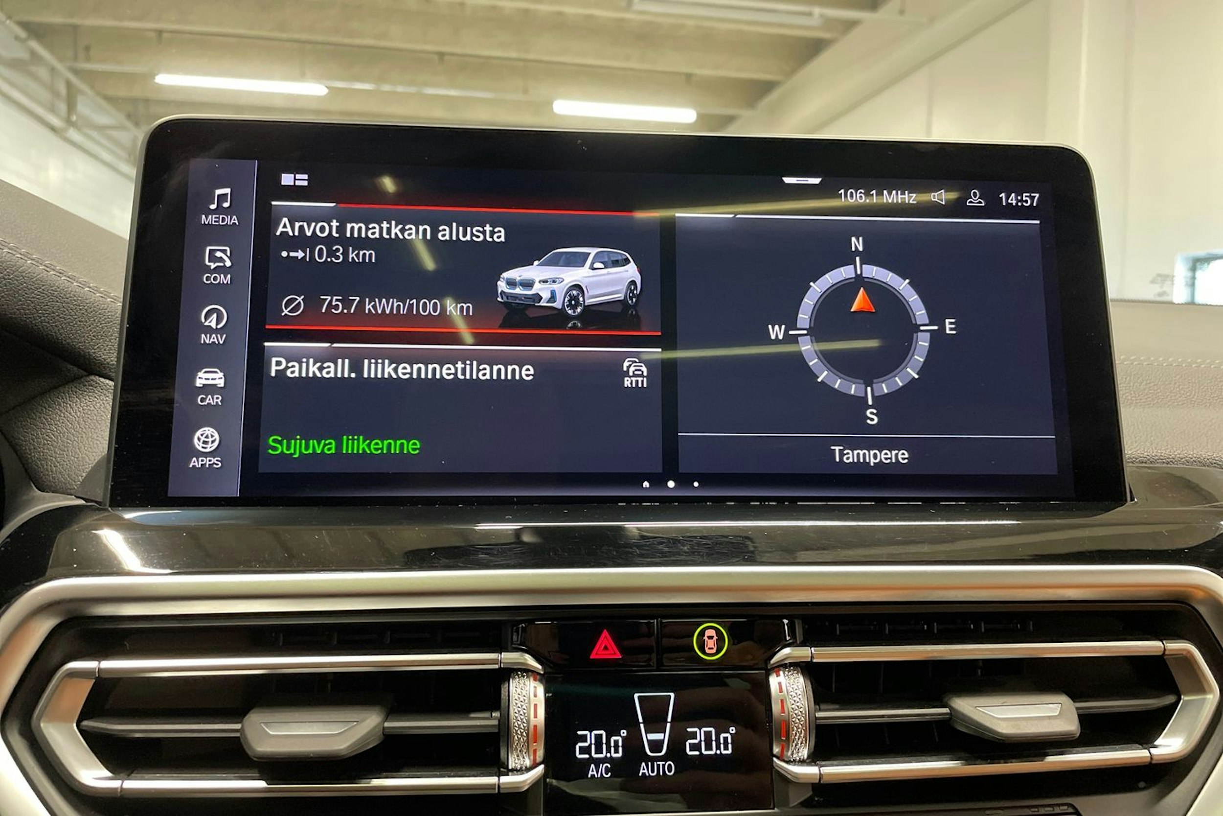 Valkoinen BMW iX3 2023 kuva 19.