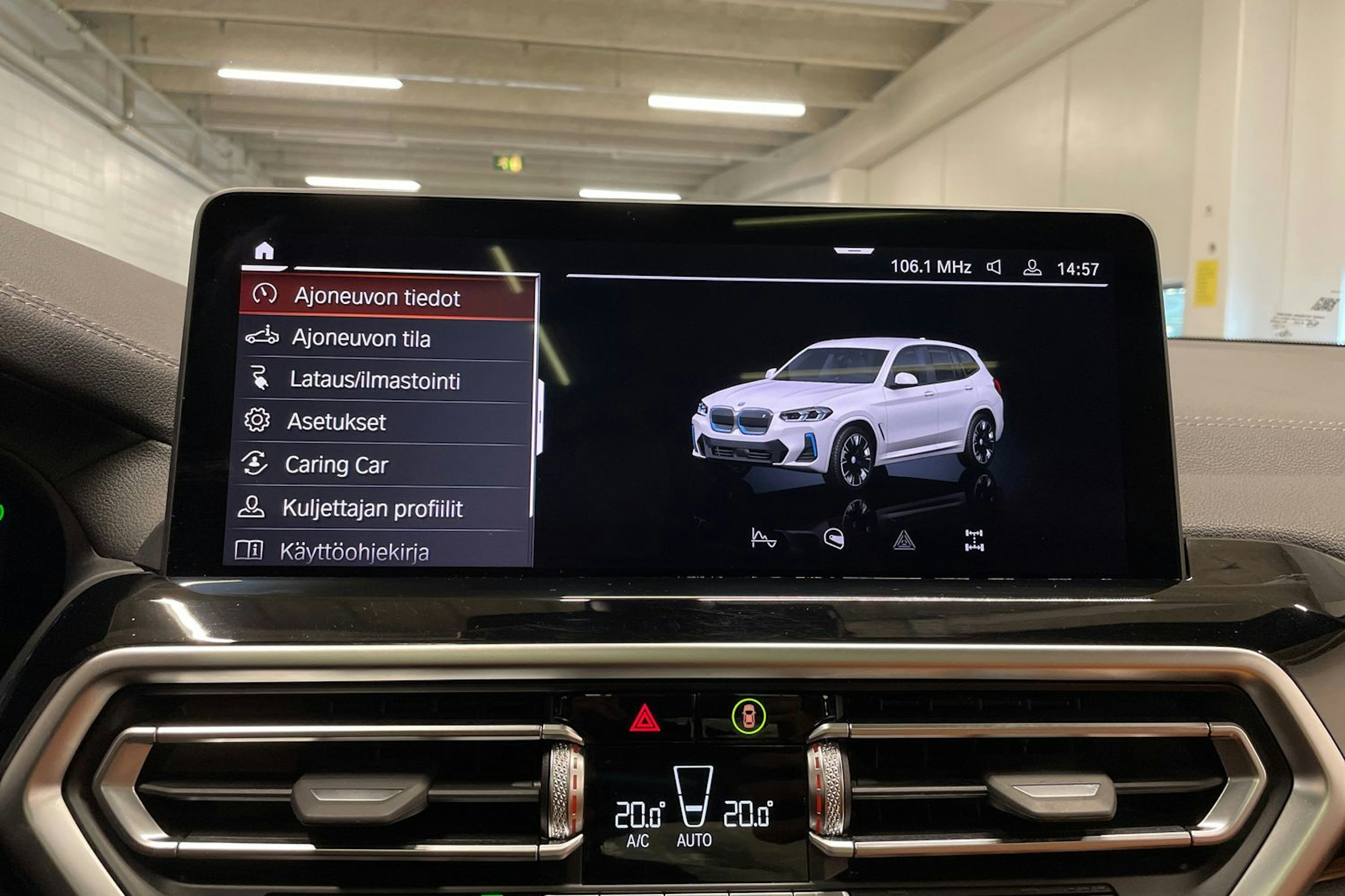 Valkoinen BMW iX3 2023 kuva 21.