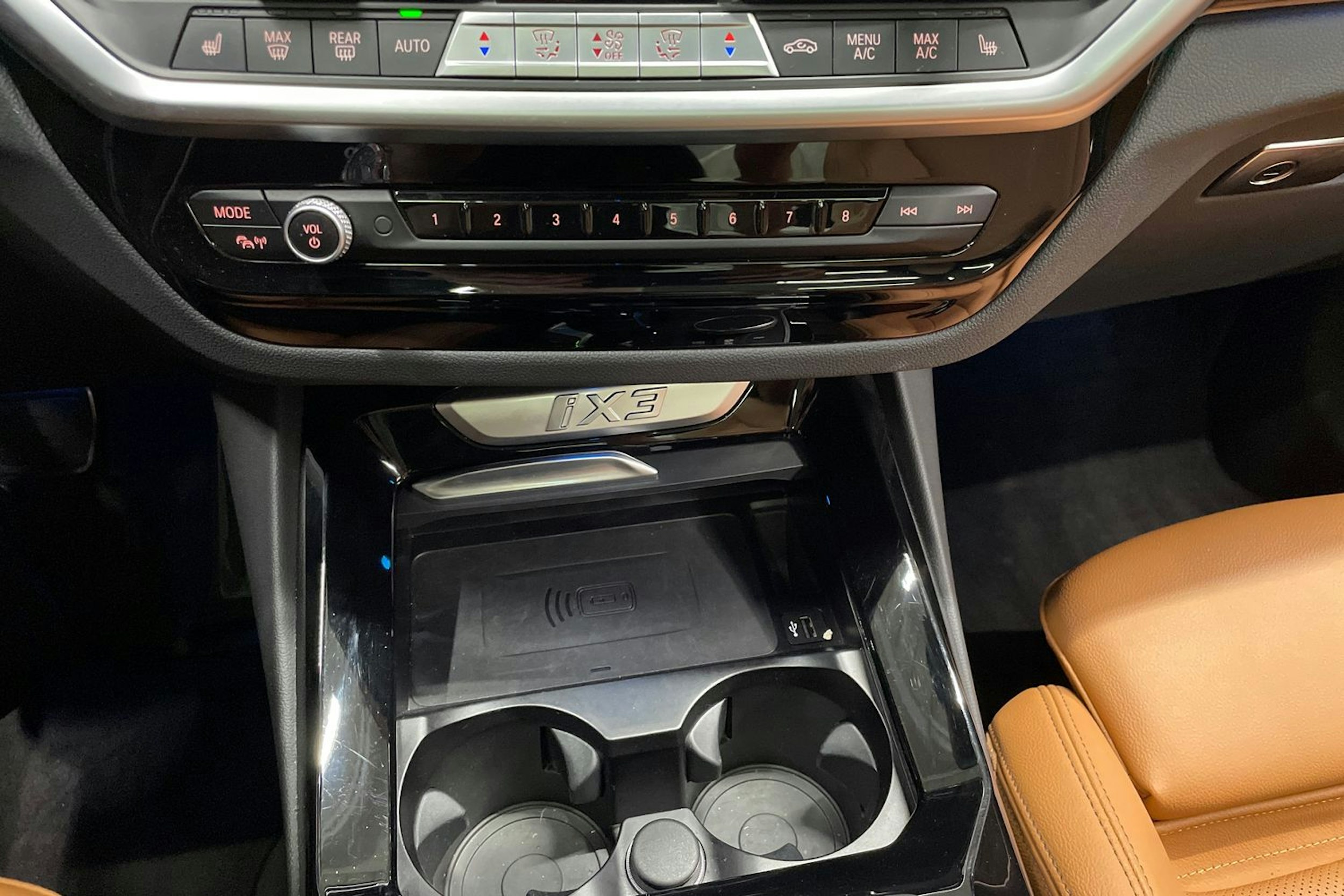 Valkoinen BMW iX3 2023 kuva 24.