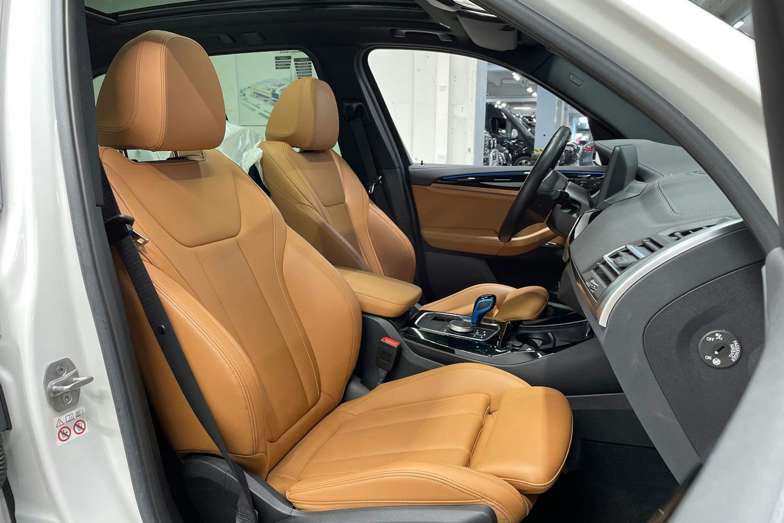 Valkoinen BMW iX3 2023 kuva 33.