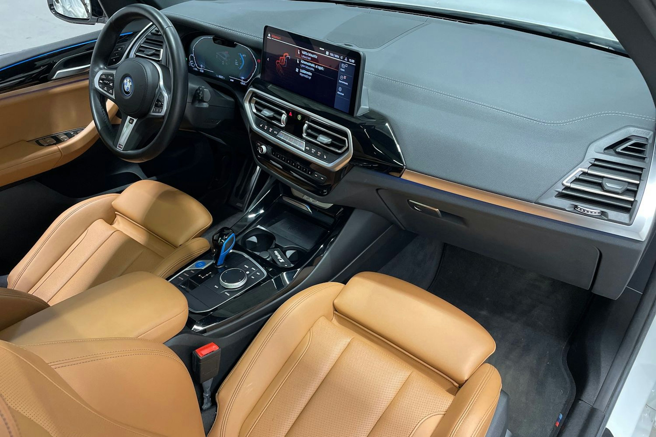 Valkoinen BMW iX3 2023 kuva 34.