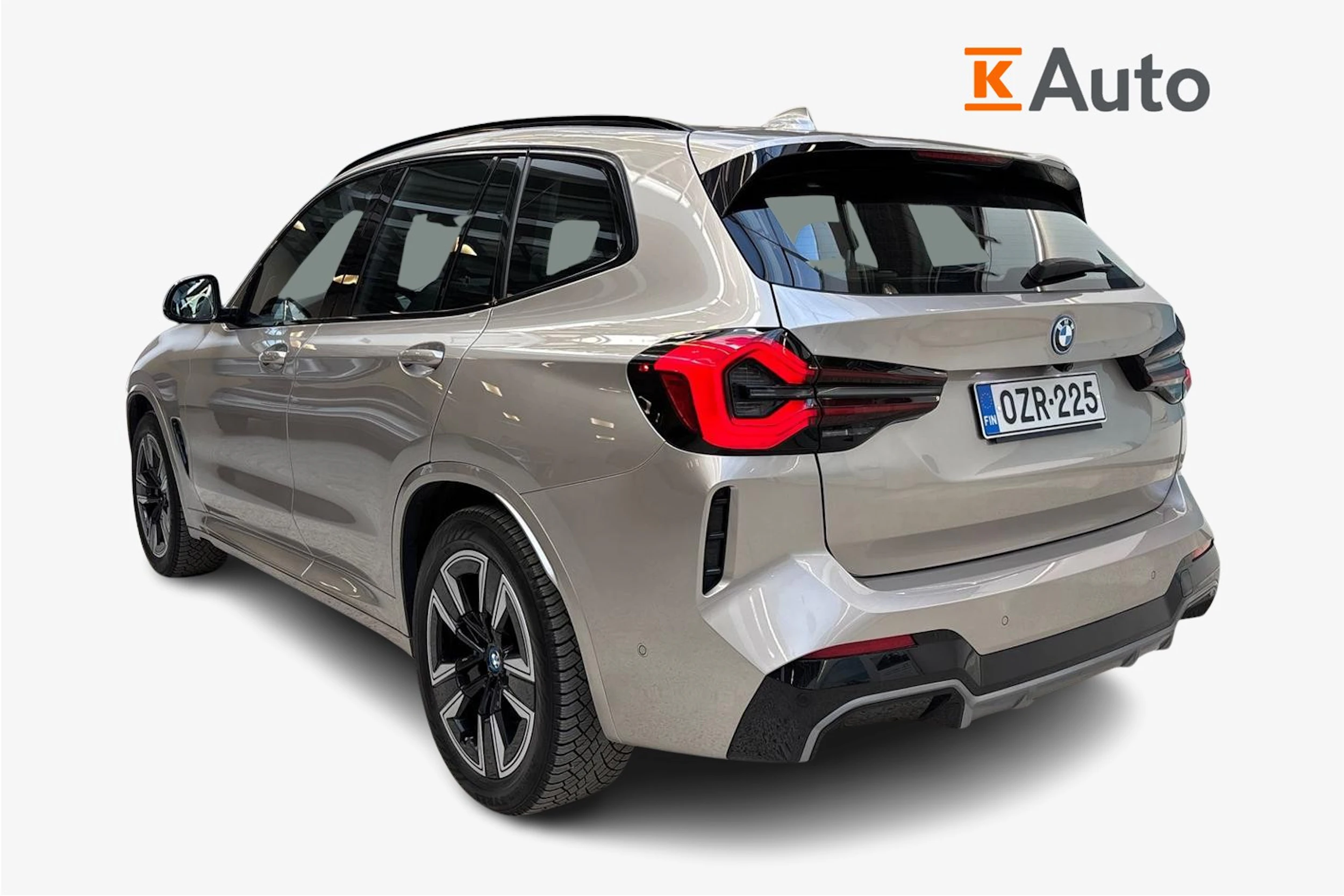 Harmaa BMW iX3 2023 kuva 2.