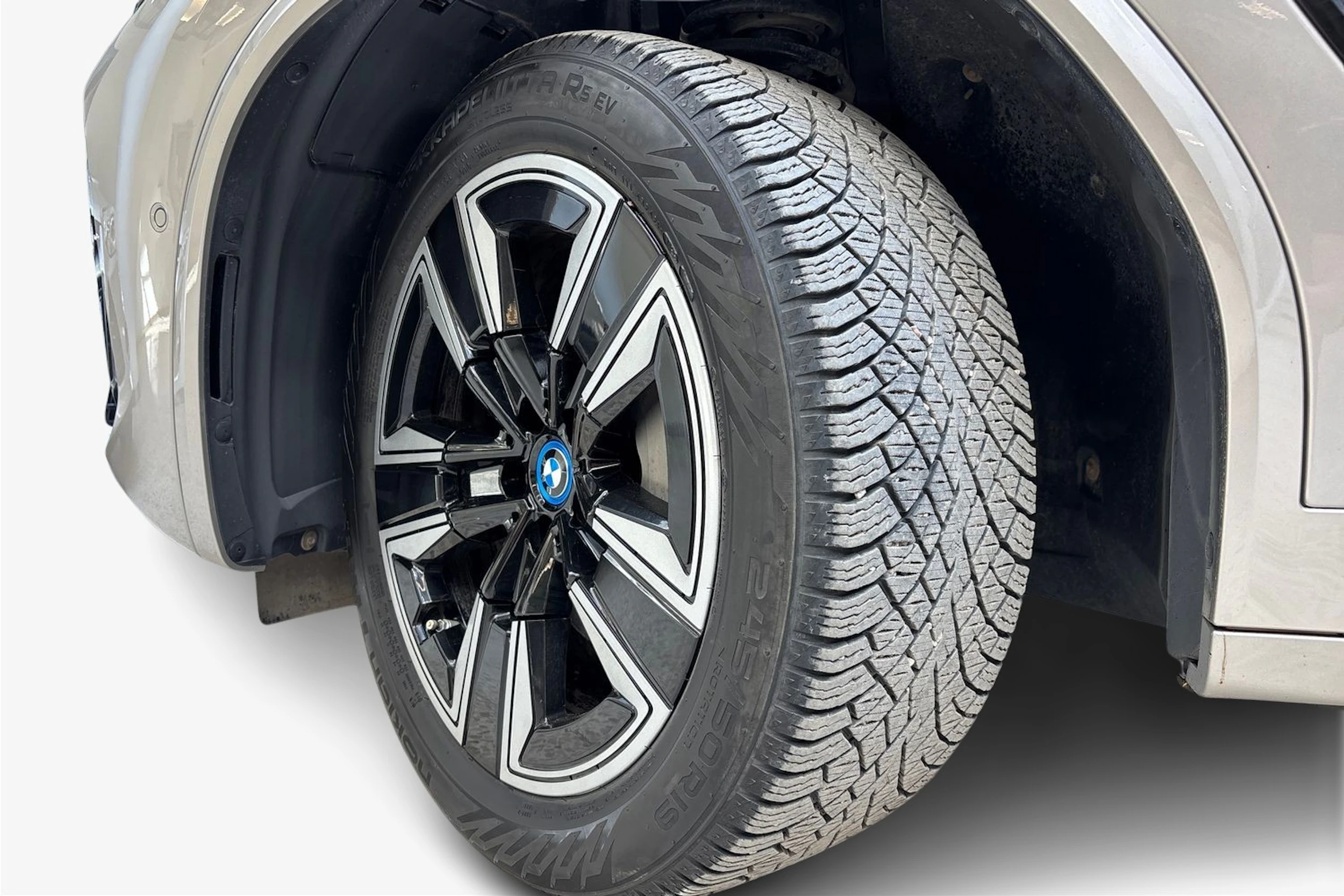 Harmaa BMW iX3 2023 kuva 9.