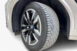 Harmaa BMW iX3 2023 kuva 9.