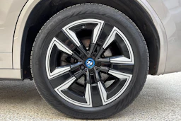 Harmaa BMW iX3 2023 kuva 10.