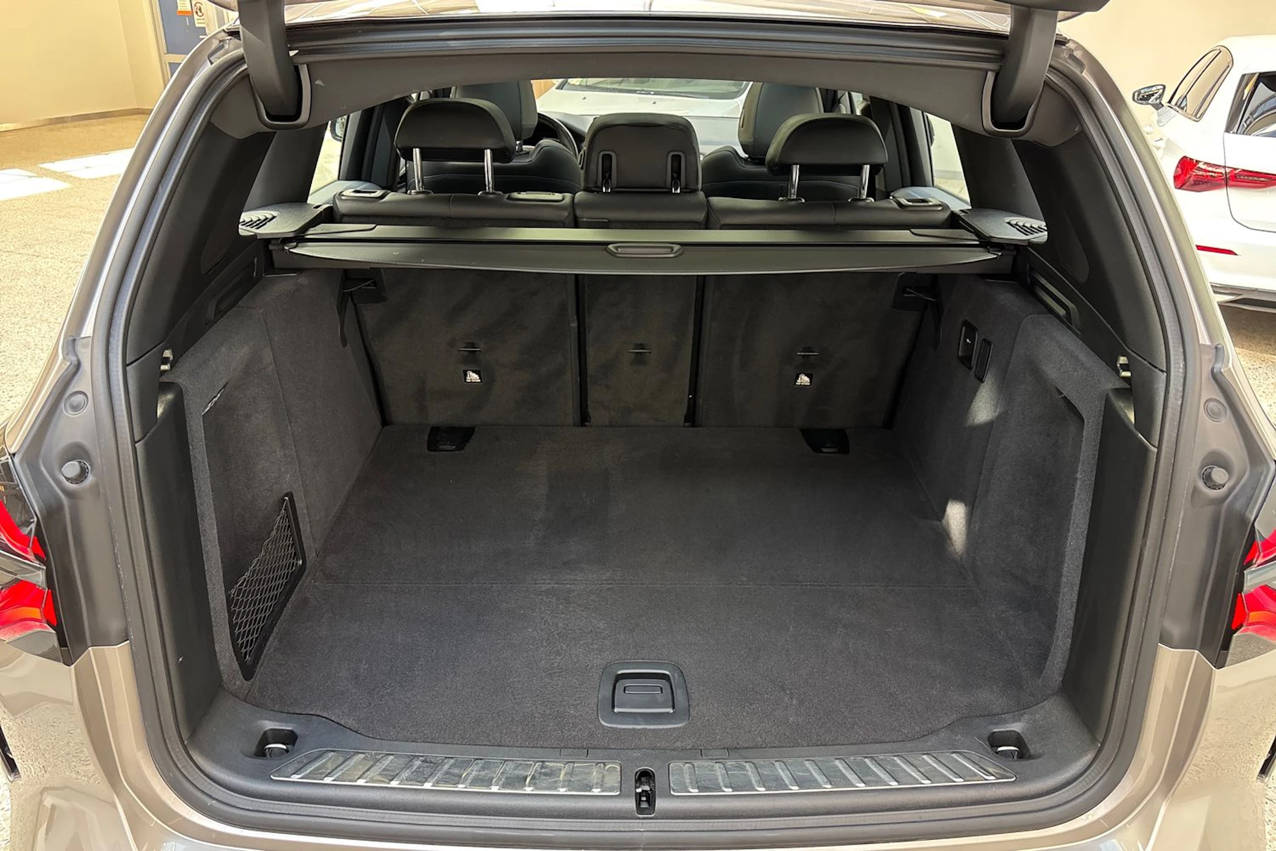 Harmaa BMW iX3 2023 kuva 11.