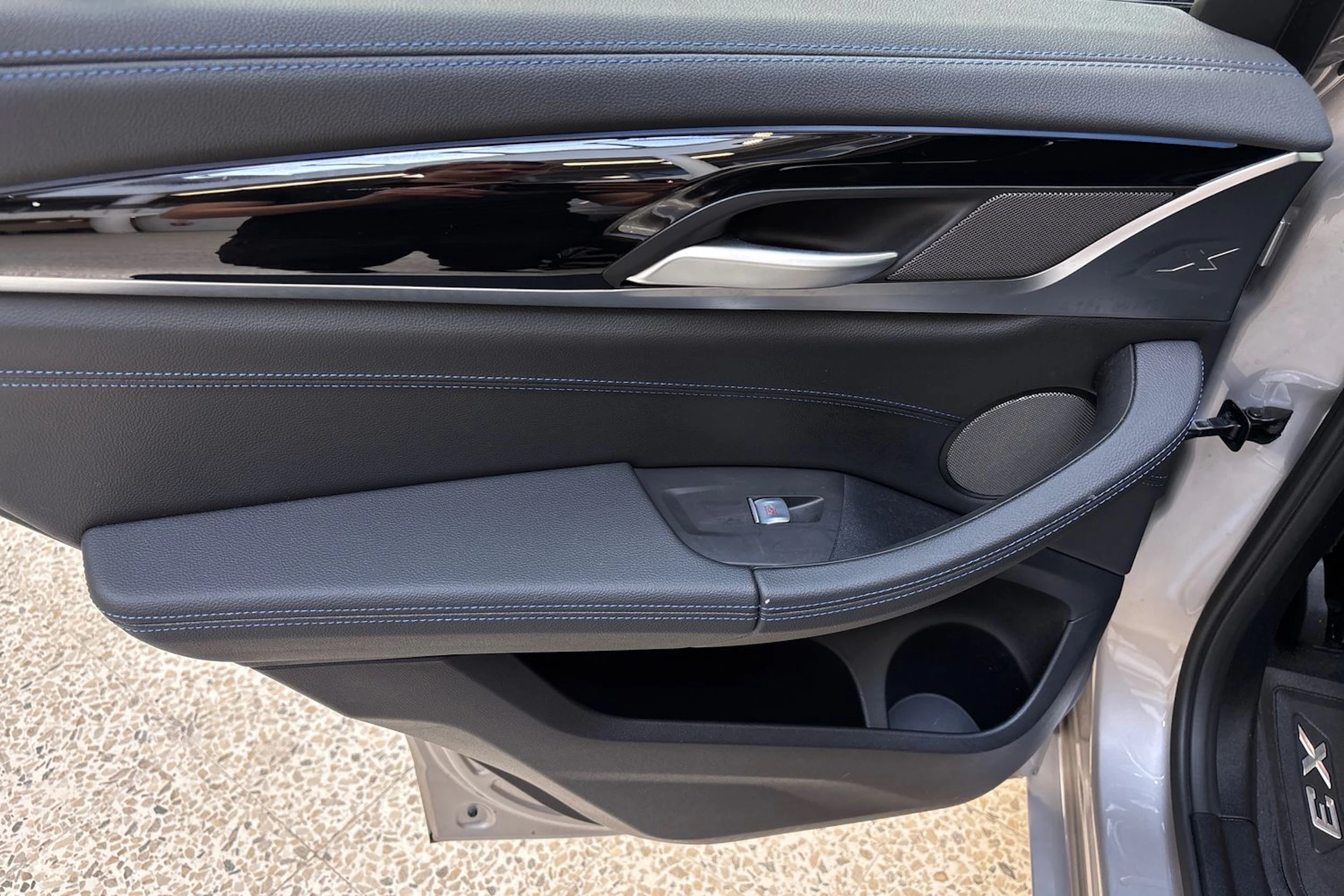 Harmaa BMW iX3 2023 kuva 13.