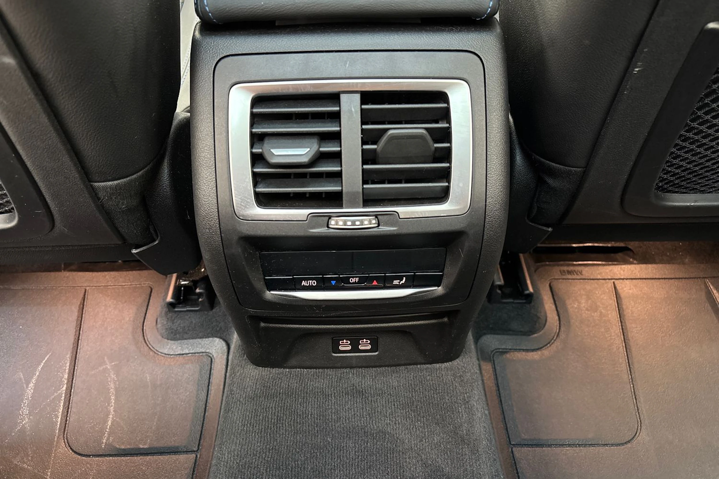 Harmaa BMW iX3 2023 kuva 14.