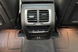 Harmaa BMW iX3 2023 kuva 14.