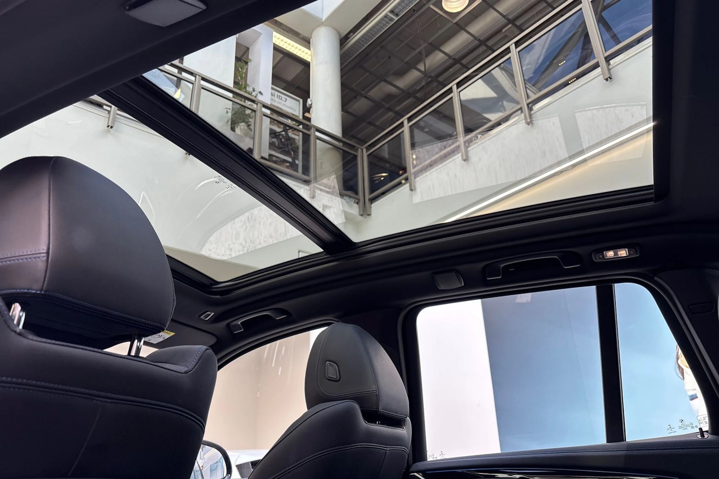 Harmaa BMW iX3 2023 kuva 15.