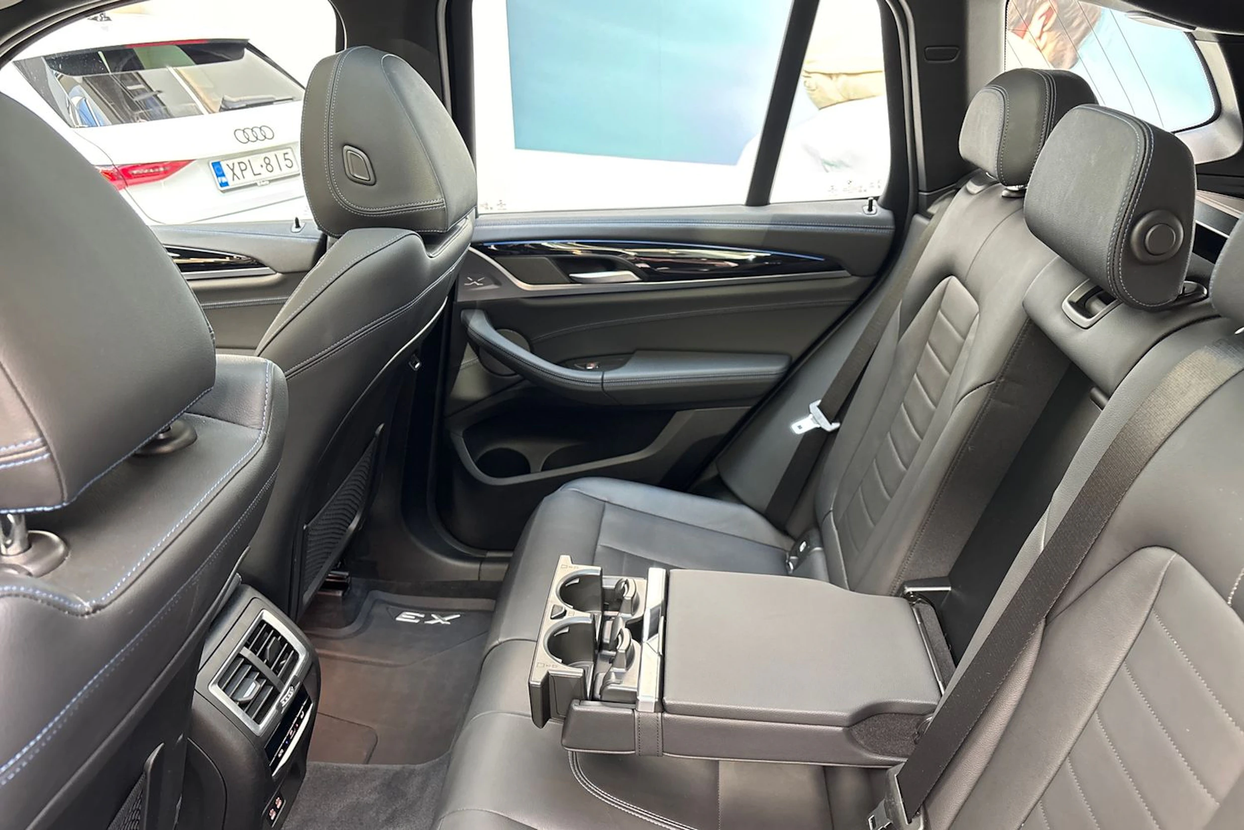 Harmaa BMW iX3 2023 kuva 16.