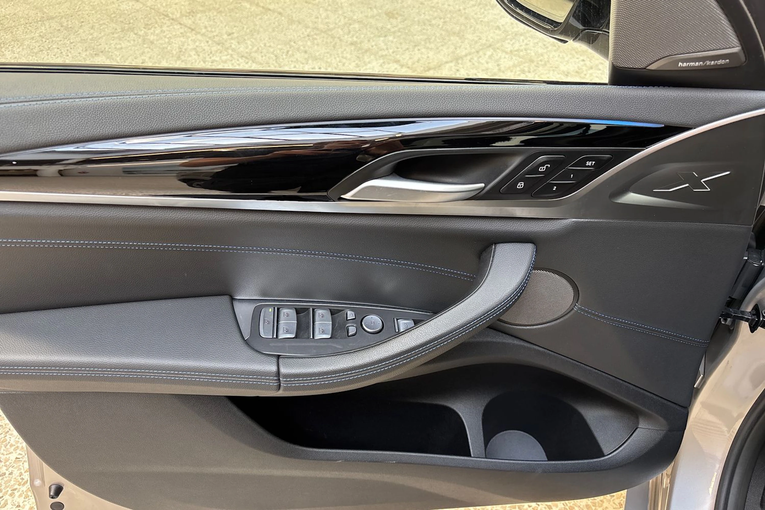 Harmaa BMW iX3 2023 kuva 17.