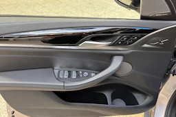 Harmaa BMW iX3 2023 kuva 17.