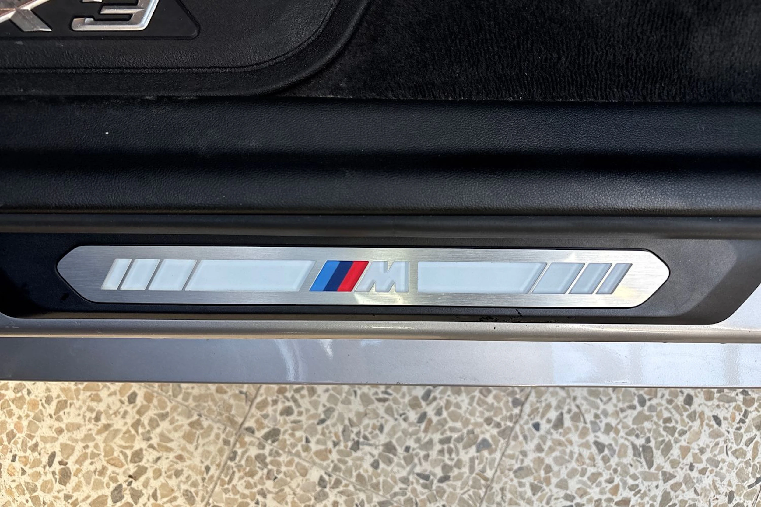 Harmaa BMW iX3 2023 kuva 18.