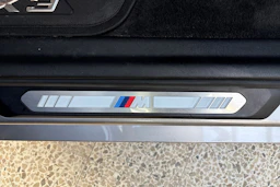 Harmaa BMW iX3 2023 kuva 18.