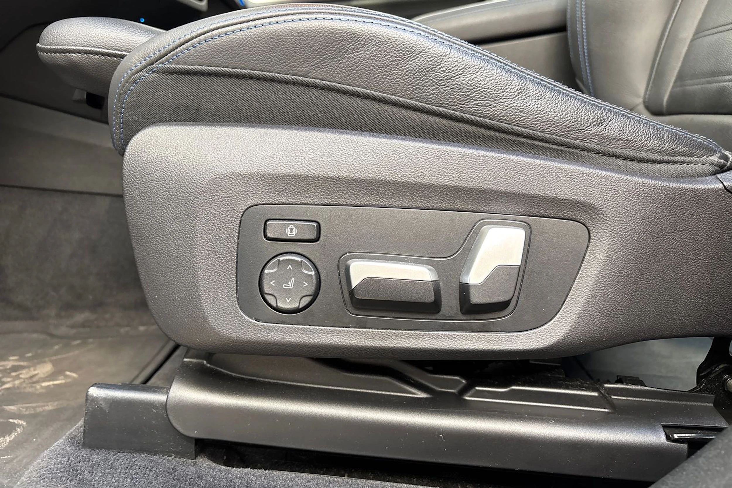 Harmaa BMW iX3 2023 kuva 19.