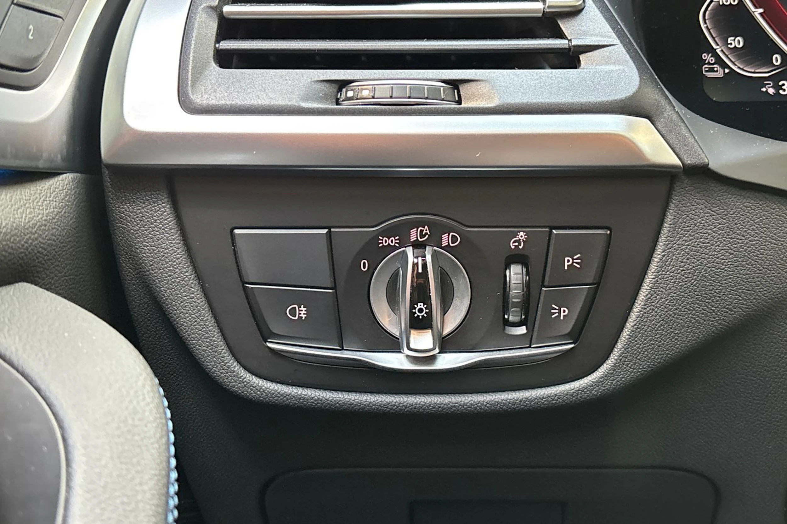 Harmaa BMW iX3 2023 kuva 20.