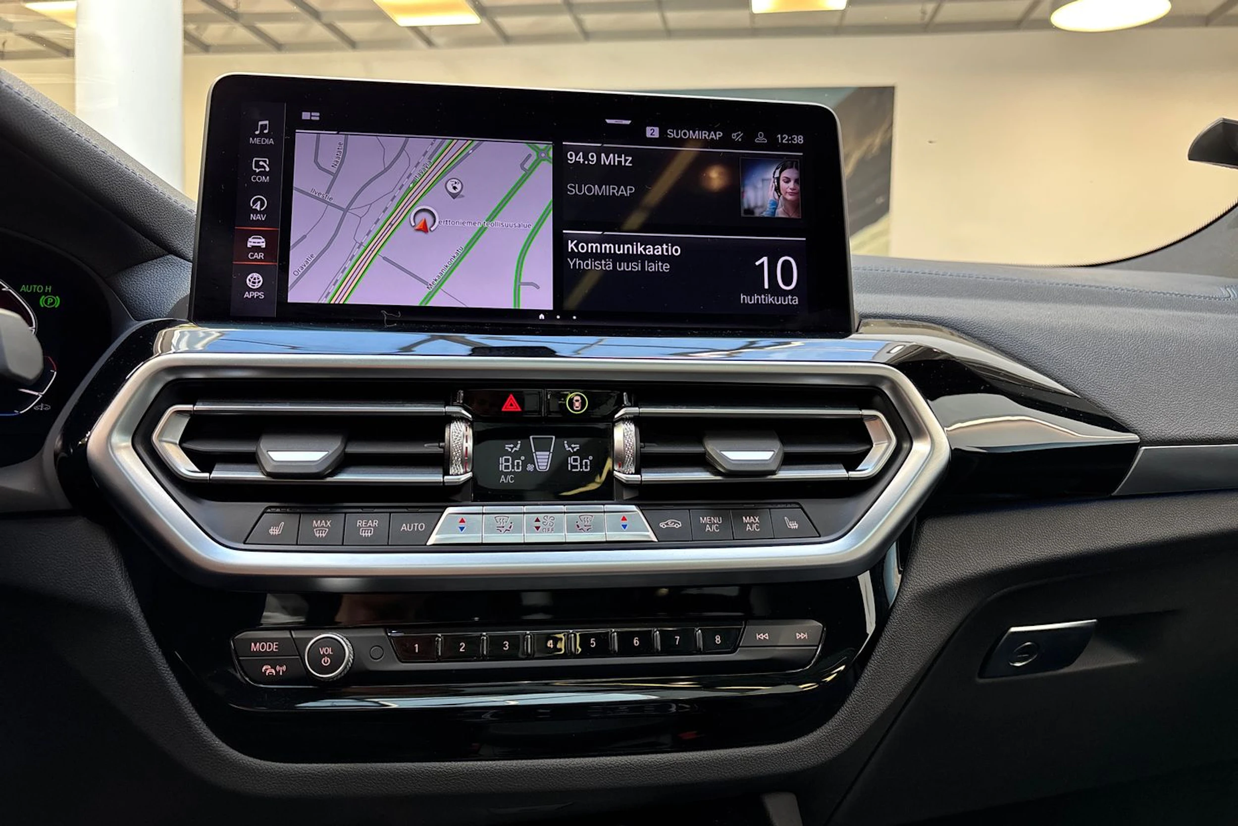 Harmaa BMW iX3 2023 kuva 24.