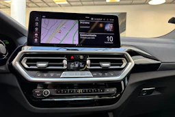 Harmaa BMW iX3 2023 kuva 24.