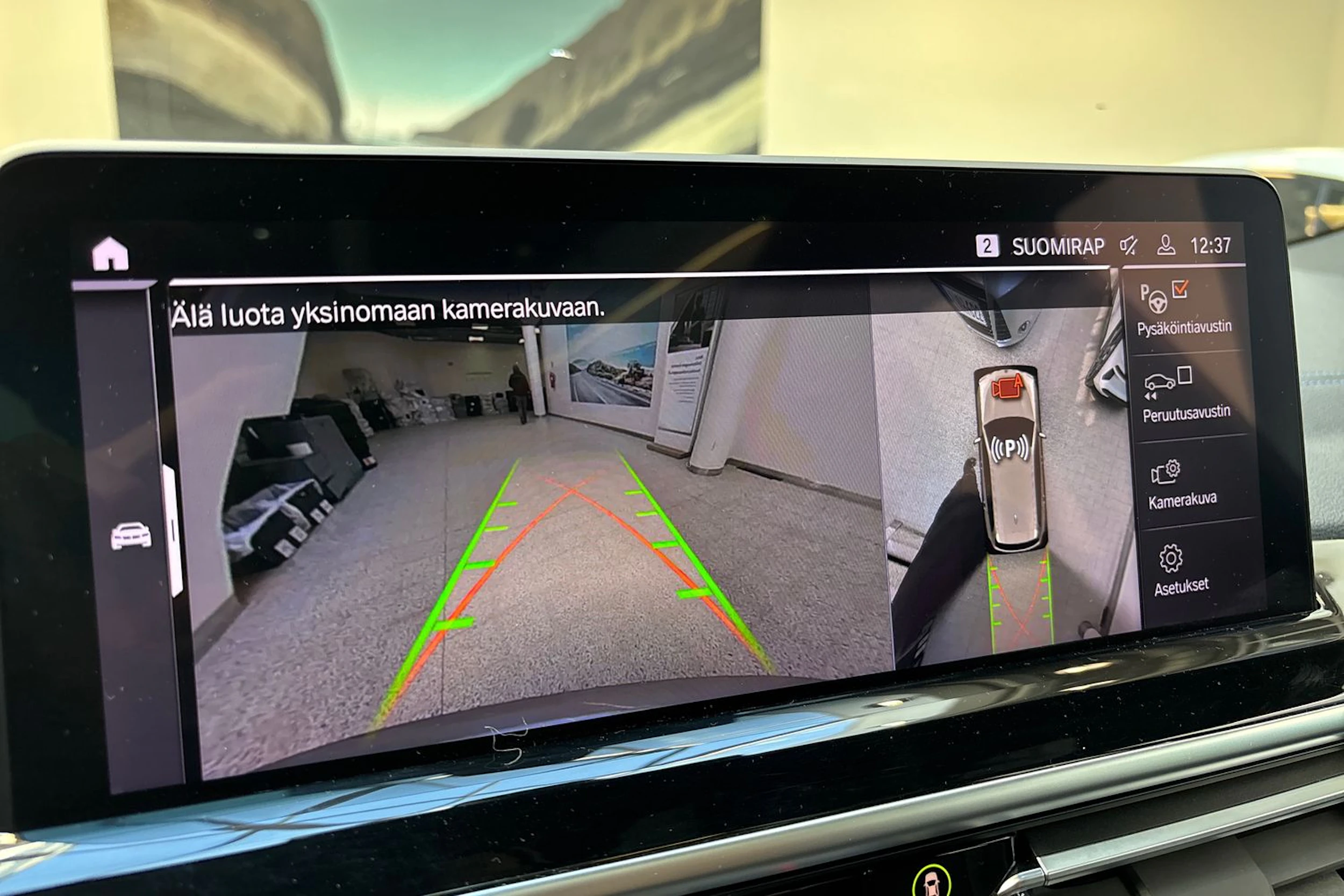 Harmaa BMW iX3 2023 kuva 25.