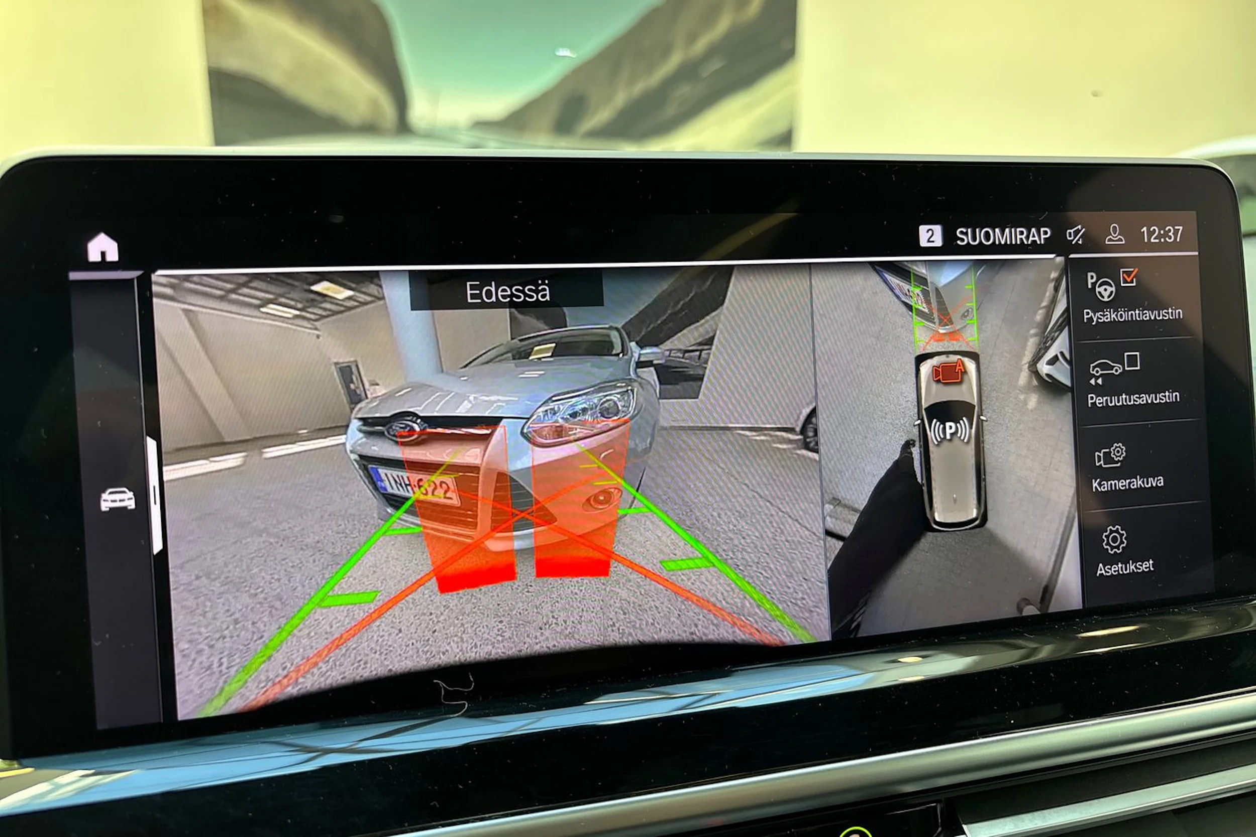 Harmaa BMW iX3 2023 kuva 26.