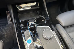 Harmaa BMW iX3 2023 kuva 27.