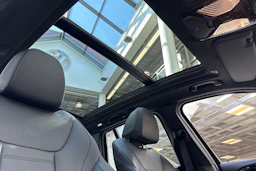 Harmaa BMW iX3 2023 kuva 28.