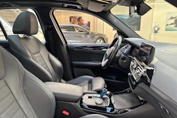 Harmaa BMW iX3 2023 kuva 29.