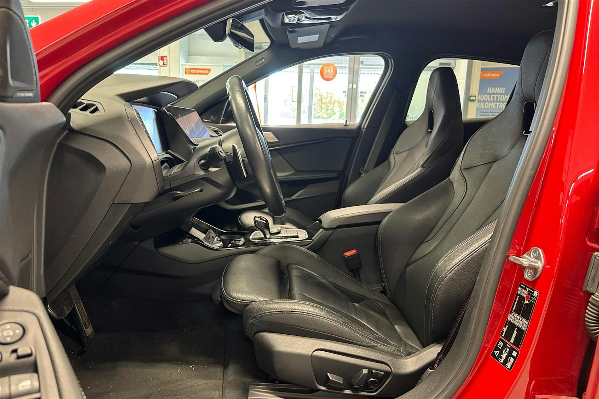 Punainen BMW M135i 2020 kuva 3.