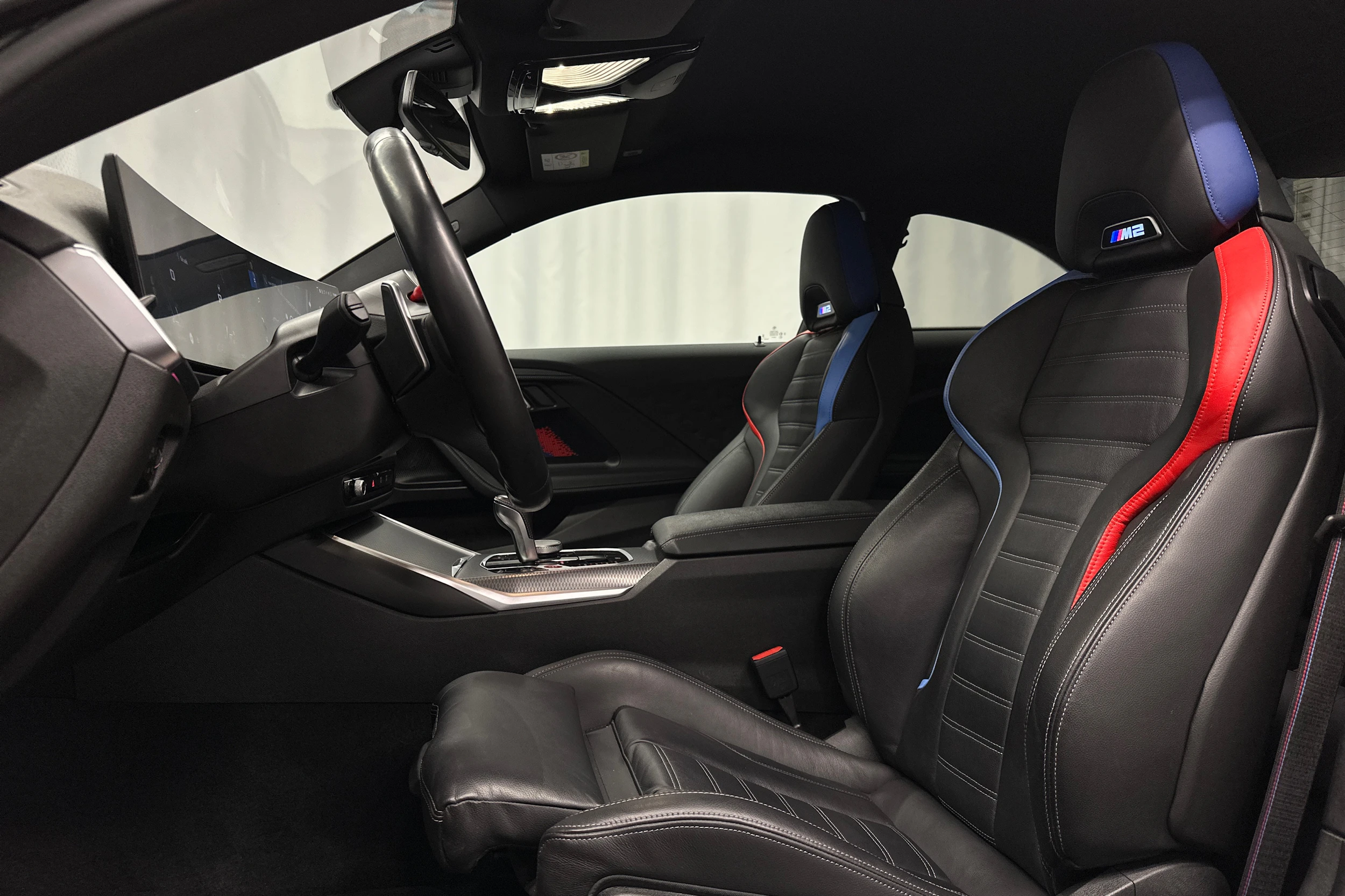 punainen BMW M2 2024 kuva 24.