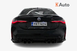 musta BMW M4 2022 kuva 3.