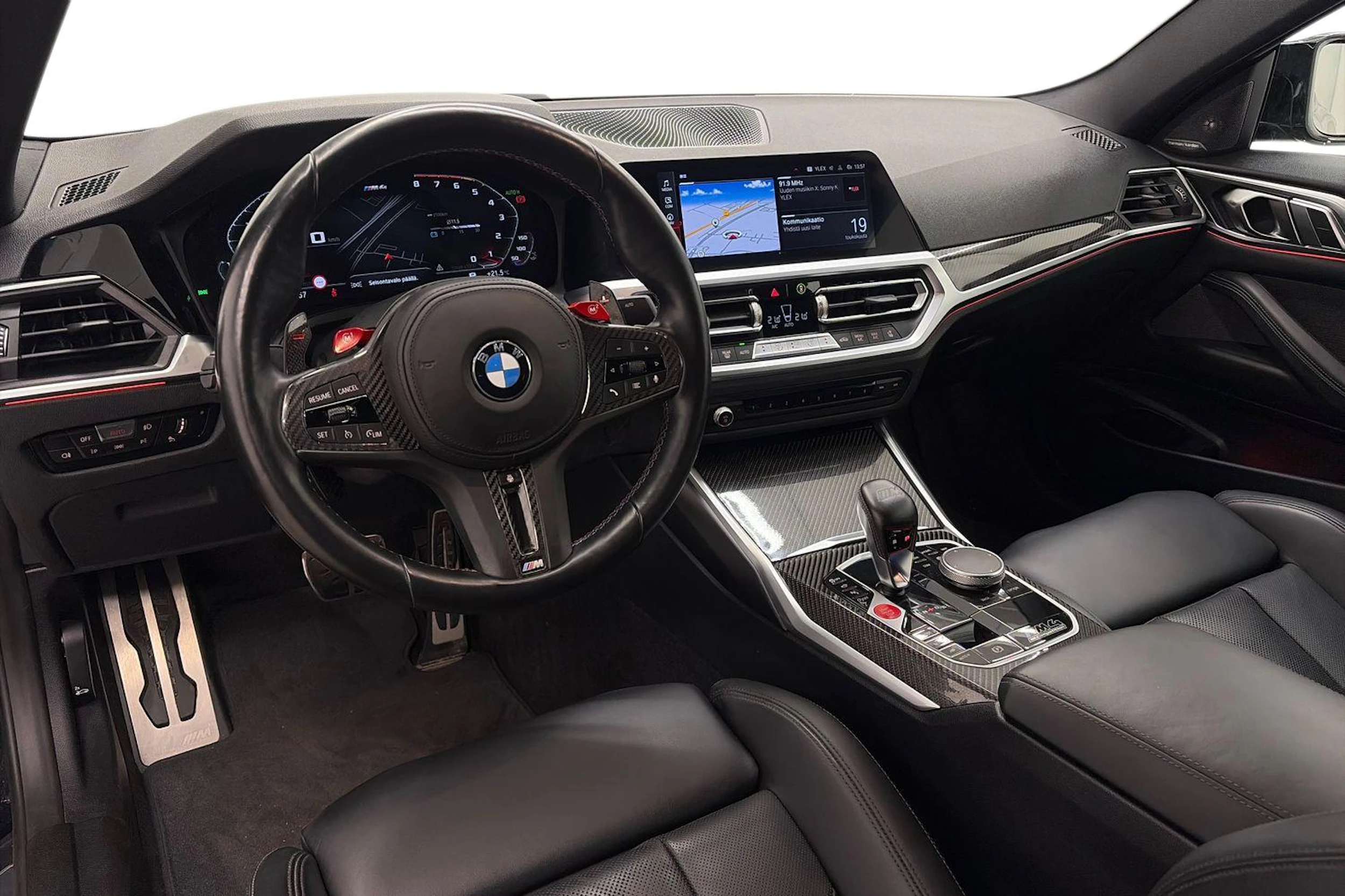 musta BMW M4 2022 kuva 6.