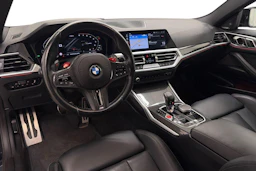 musta BMW M4 2022 kuva 6.