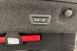 musta BMW M4 2022 kuva 10.