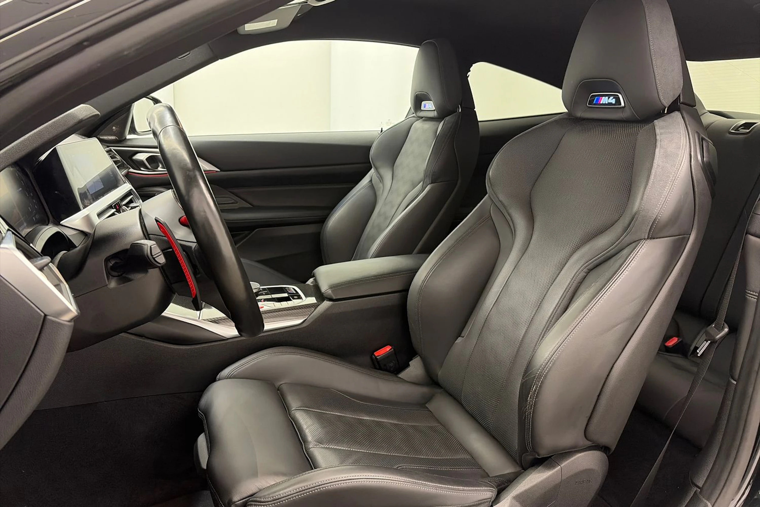 musta BMW M4 2022 kuva 11.