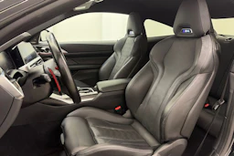 musta BMW M4 2022 kuva 11.