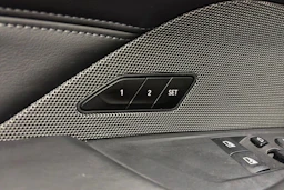 musta BMW M4 2022 kuva 12.