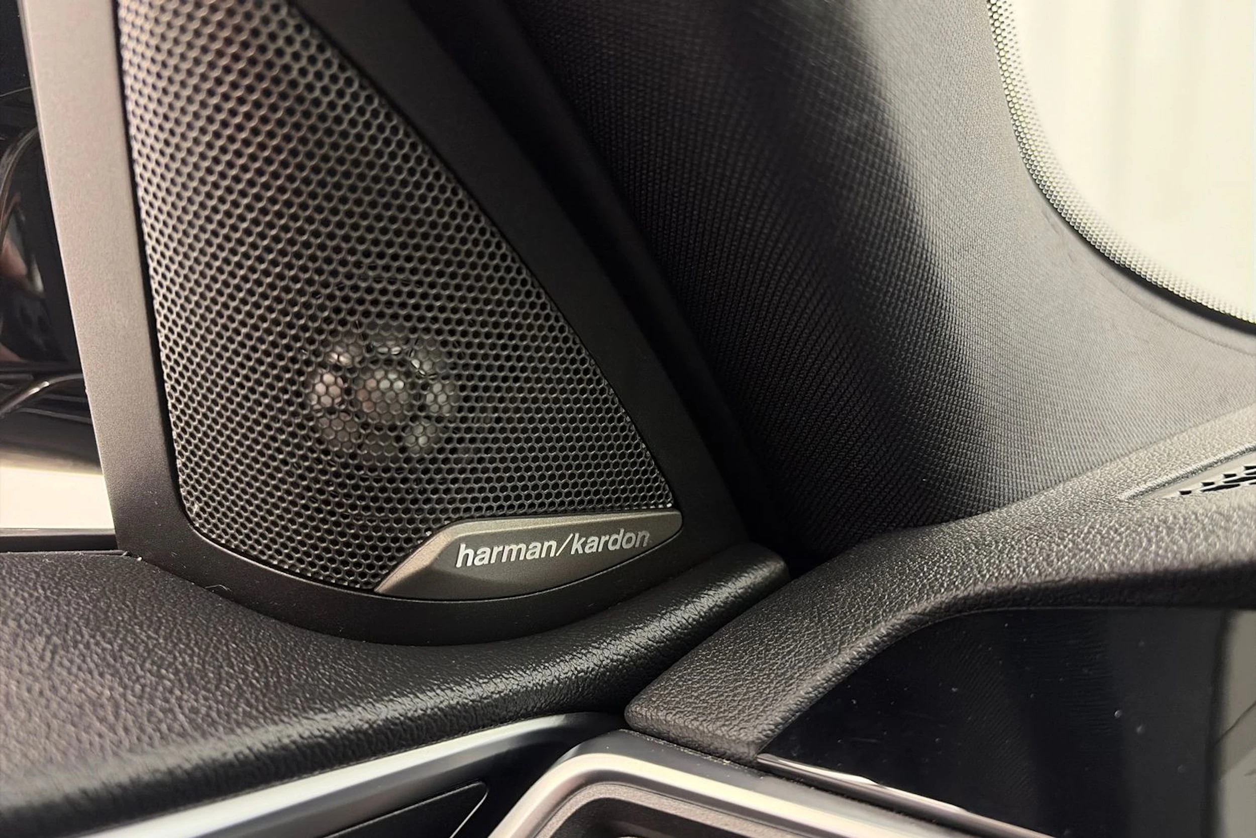 musta BMW M4 2022 kuva 14.