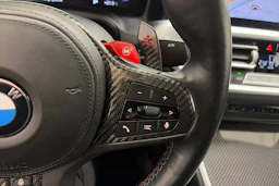musta BMW M4 2022 kuva 17.
