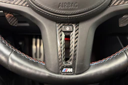 musta BMW M4 2022 kuva 18.