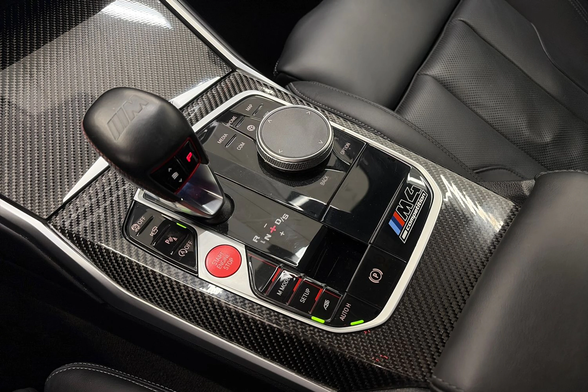 musta BMW M4 2022 kuva 29.